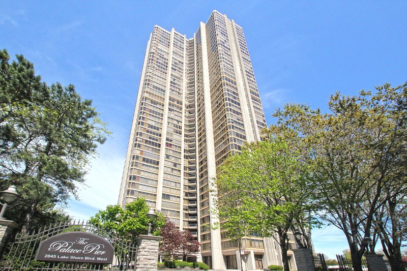 2045 lake shore blvd  condo