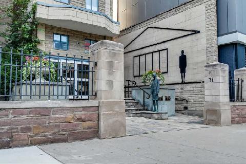 71 Simcoe St condo entrance