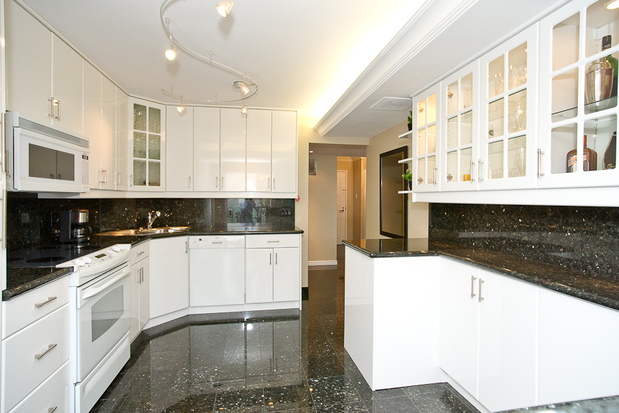 55 Harbour sq kitchen 1614